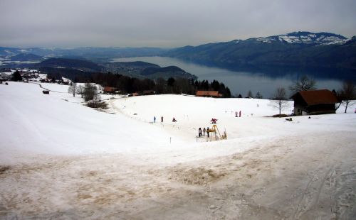 Beim Parkplatz: Wo ist denn der grosse Skilift...? Ein Gast liefert die Antwort: Rechts am KInderskilift vorbei in die Senke, da sei die Talstation: "We dr bim See sid, ischs de zwiit gsi!" - OK...
