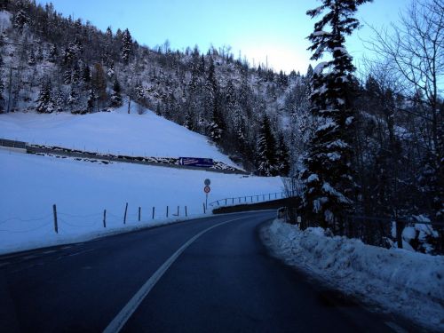 Kurz vor Adelboden zweigt bei Achseten die Strasse links ab

