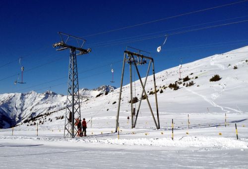 Mehr Technisches zu den Liften hier oben [url=http://www.sommerschi.com/forum/viewtopic.php?f=8&t=1667&p=20443]in diesem Forum[/url] 

