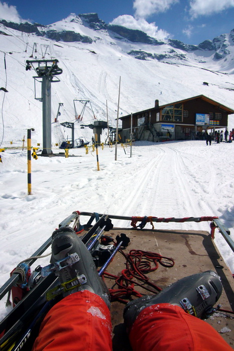 Wer Skis mietet, bekommt einen Gratis-Motorschlitten-Ride über die Ebene
