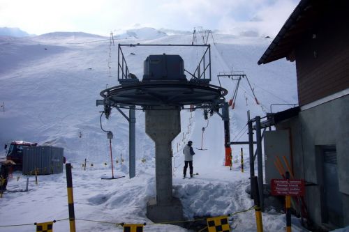 Doppelskilift Dossen, links Garaventa (lang und mit Lanbügeln), rechts Habegger (etwas kürzer und mit Kurzbügeln)
