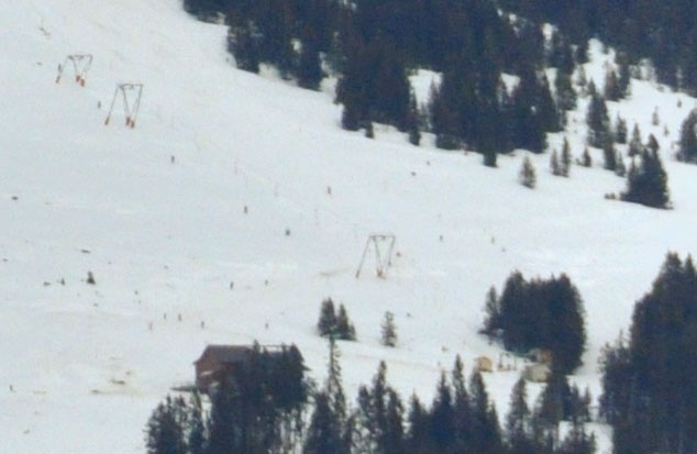 200mm-Zoom auf die Talstation des Nirderhornskiliftes
