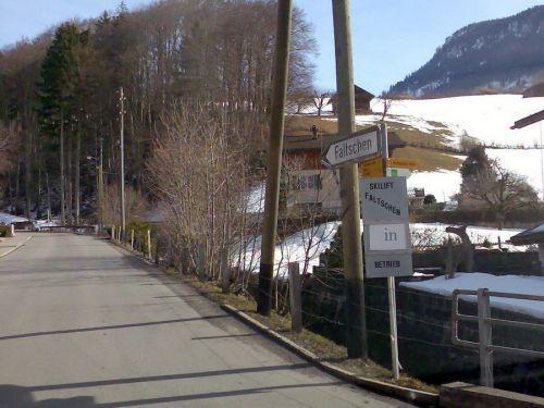 Aus Reichenbach im Kandertal führen an diesem 25. Februar 2010 zahlreiche Wegweiser zum Skilift im Weiler Faltschen
