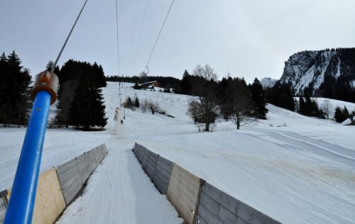 Brücke über die Strasse
