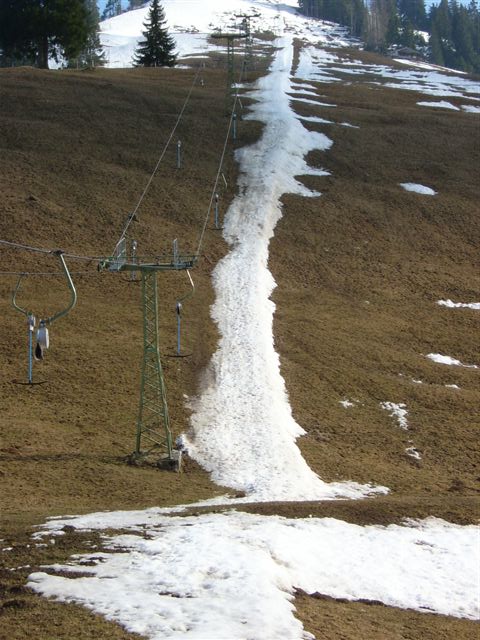 Skilift Grimmialp-Stierengrimmi, kurz vor dem Abriss, Frühling 2005 (Jakob Schuler / [url=http://www.skilift-nostalgie.ch]skilift-nostalgie.ch[/url])
