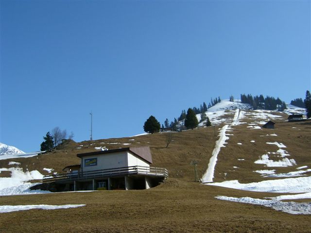 Skilift Grimmialp-Stierengrimmi, kurz vor dem Abriss, Frühling 2005 (Jakob Schuler / [url=http://www.skilift-nostalgie.ch]skilift-nostalgie.ch[/url])
