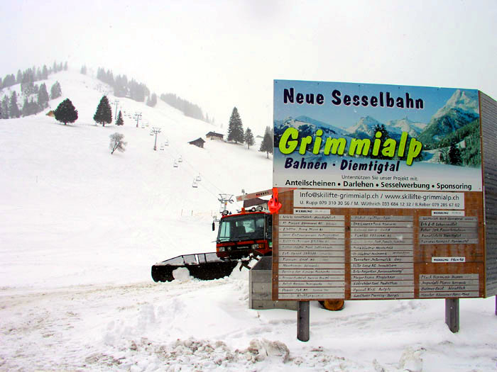 Die Bartholet-Sesselbahn ersetze einen Oehler-Lift von 1964 - [url=http://www.skilifte-grimmialp.ch/Bahnbau/sbau_090805.html]Bilder von der Demontage und vom Bau im Jahre 2005 hats hier[/url]
