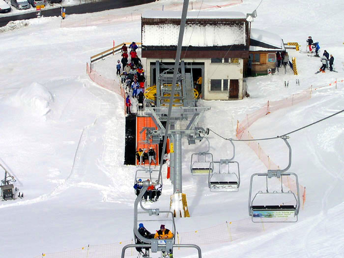 Das Gebäude des früheren Skiliftes beherbergt das Spanngewicht
