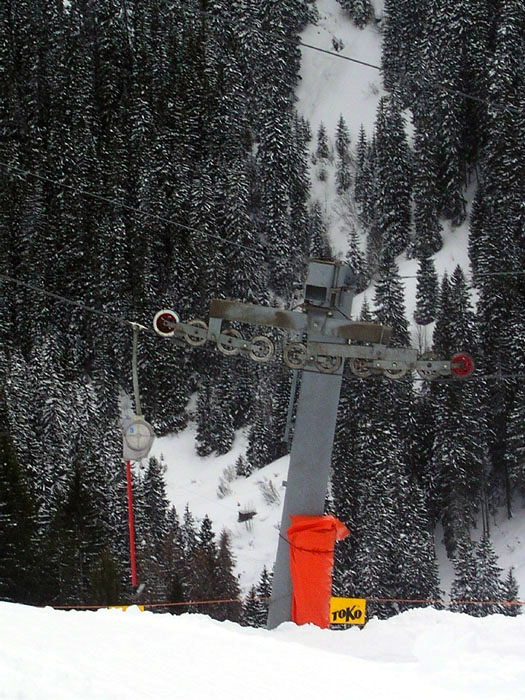 Stütze 1 mit [url=http://www.jacomet.ch/themen/skilift/album/thumbnails.php?album=55]Borer BSG 77[/url]
