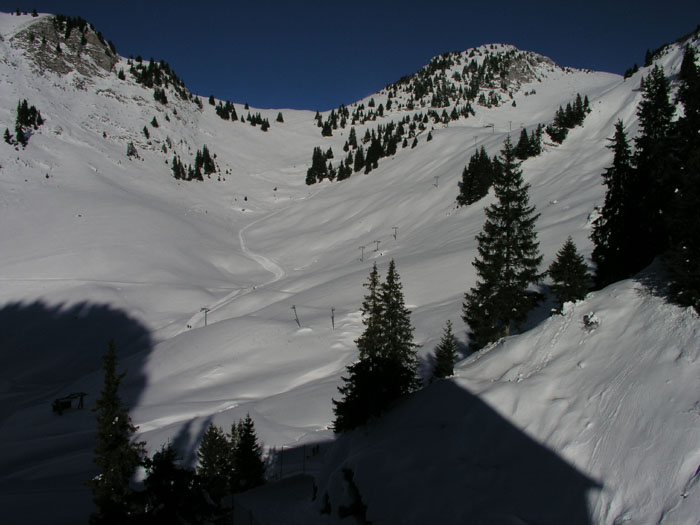 Ausser Betrieb stehende Skilifte Lasenberg von der Mittelstation Chrindi aus

