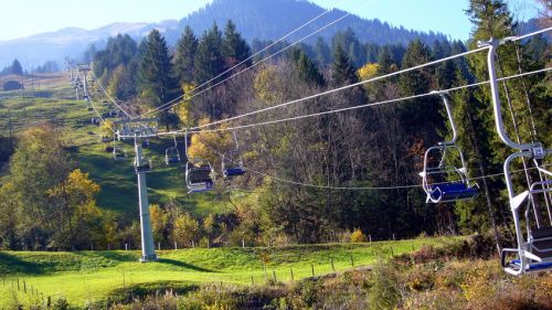 Sesselbahn Kiental-Ramslauenen, Oktober 2008 - [url=http://www.seilbahnbilder.ch/galerie/thumbnails.php?album=92]früher (bis 2007) sah die Bahn so aus[/url]

