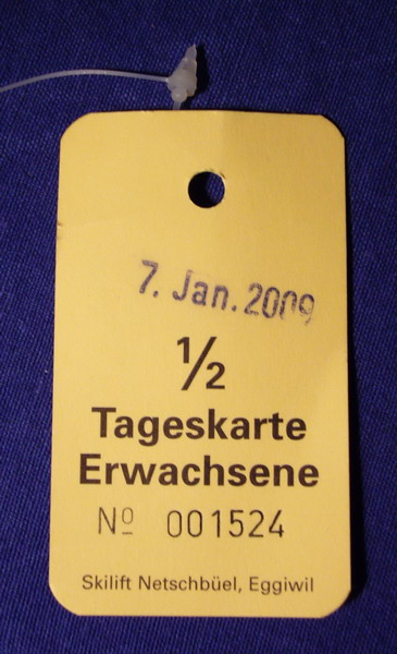 Die Halbtageskarte dieses wunderbaren Retro-Skitages! [url=http://www.jacomet.ch/themen/skilift/album/thumbnails.php?album=210]Mehr Bilder in diesem Bericht[/url]

