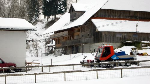 Eine zweite Pistenmaschine steht neben der Talstation

