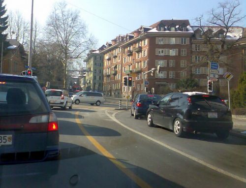Donnerstagmittag, 19. Februar 2009: Ausflug aus Bern ins Gantrischgebiet - warten am Eigerplatz

