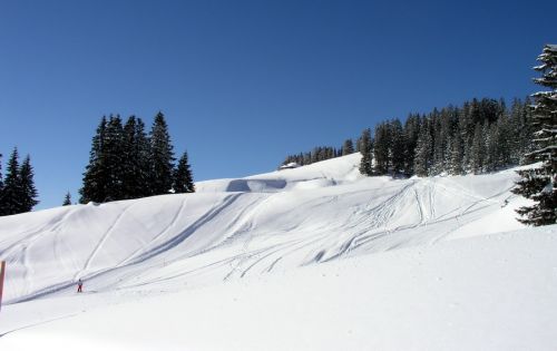 Bilder der anderen Anlagen in dieser Gegend gibts z.B. [url=http://www.alpinforum.com/forum/viewtopic.php?f=53&t=30464]hier[/url]
