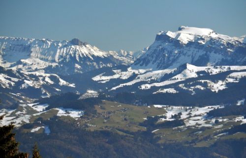 Blick Richtung Kemmeriboden, Schibegütsch, Hohgant, dahinter die Gegend Sörenberg und ganz hinten vermutlich Berge in der Gegend UR/NW
