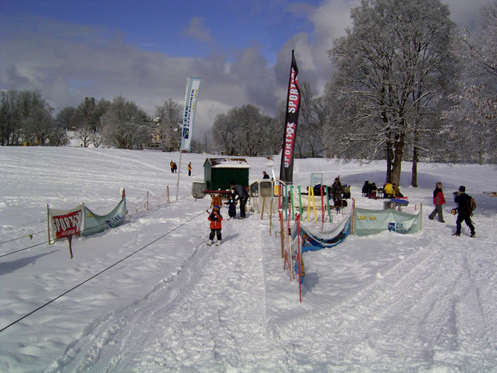 Der Kinderlift auf dem Gurten wurde von den Lenker Bergbahnen zur Verfügung gestellt. Die Gurtenbahn betreibt die Anlage. In der ersten Saison 2004/2005 (Foto) war der Kinderlift auf 850 m mehr als 60 Tage in Betrieb. (Bild/Text: Gurtenpark)
