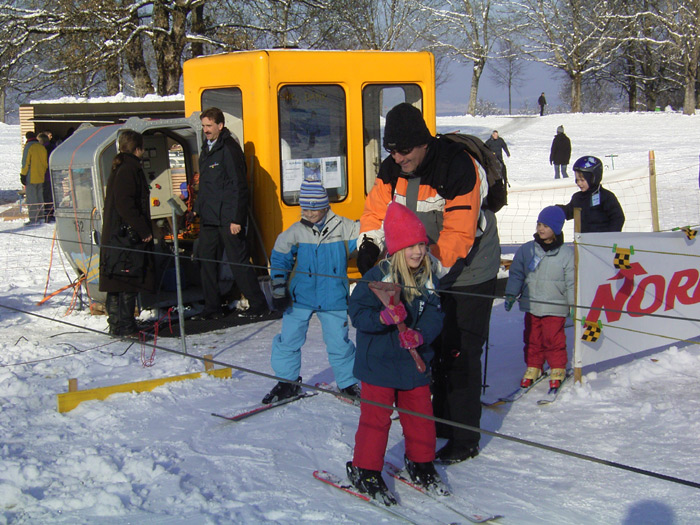 Zuerst diente eine alte Gondel diente als «Talstation». Später wurden die Steuerungen beider Lifte in eine mobile heizbare Kabine eingebaut. Im Winter 2005/2006 gab es 90 Betriebstage auf dem Gurten. (Bild/Text: Gurtenpark)
