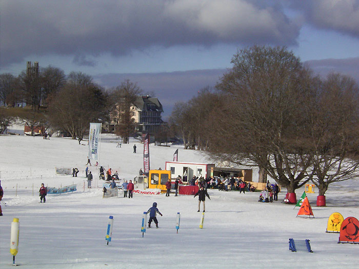 Die «Gurtenarena» mit Skilift, Skivermietung und Skibar. Im Winter 2006/2007 war auch eine Skischule geplant. Leider lag nur gerade vier Tage lang etwas Schnee auf dem Gurten. (Bild/Text: Gurtenpark)
