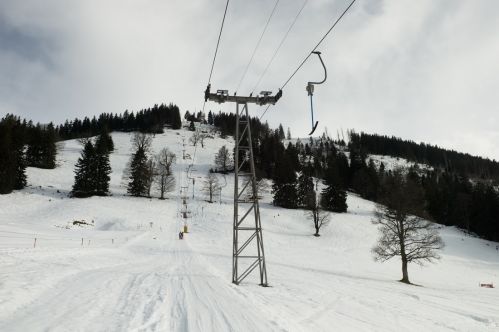 Weitere Bilder dieser Anlage [url=http://www.stahlseil.ch/gallery/main.php?g2_itemId=116280]hier[/url] und [url=http://www.seilbahnbilder.ch/galerie/index.php?cat=6]hier[/url] 
