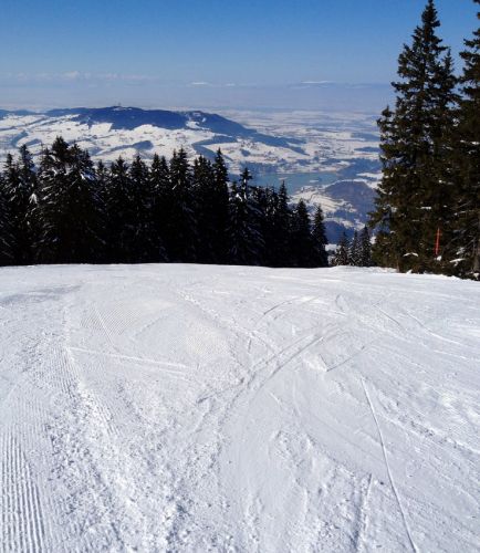 Gibloux (mit Antenne) und Greyerzersee - ein Video des Liftes am Gibloux ist [url=http://www.youtube.com/watch?v=AEioSClBmQQ]hier[/url] abrufbar.
