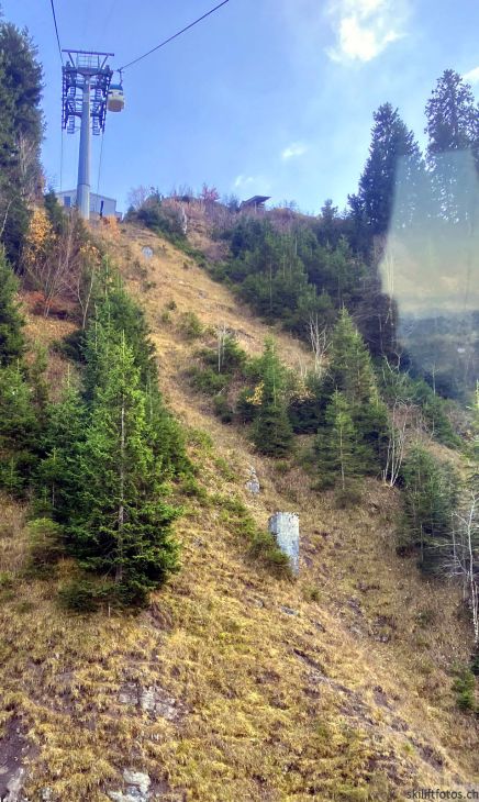 Überresten der ersten Bahnen an diesem Hang, 8. November 2025
