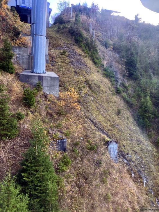 Überresten der ersten Bahnen an diesem Hang, 8. November 2025
