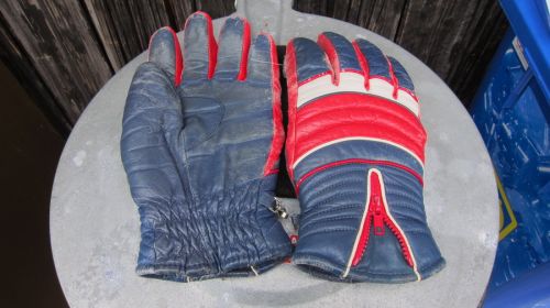 Der Fotograf hatte seine Handschuhe vergessen und bekam vom Liftteam diese hier für einen Tag: Danke für die kultigen und warmen Nostlgieobjekte!
