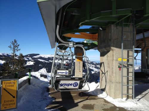 Mehr Bilder der Schwarzsee-Anlagen [url=http://www.bergbahnen.org/gallery/thumbnails.php?album=15&page=1]hier[/url] und [url=http://www.stahlseil.ch/gallery/main.php?g2_itemId=27182]hier[/url] 
