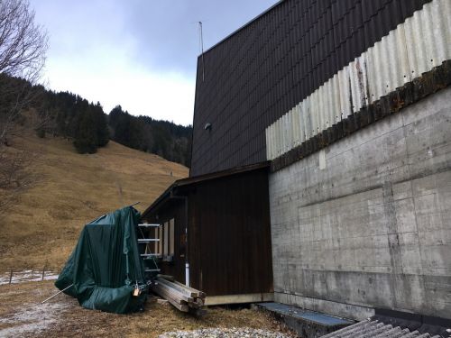 Ex-Talstation Sesselbahn Schwyberg, 4. März 2017 - mehr zur Demontage dieser Anlage [url=http://www.bernerzeitung.ch/region/freiburg/Nun-wird-die-Sesselbahn-demontiert/story/31009175]hier[/url] 
