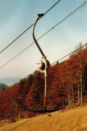 Frühes Hydro-Gehänge am [url=http://www.jacomet.ch/themen/skilift/album/thumbnails.php?album=31]Skilift Chellenchöpfli[/url] (Borer), Oktober 1983. Man beachte: Interessante Kombination aus Tebru-, Müller- und WSO-Elementen! Baujahr vermutlich 1969, gleich wie der Skilift.
