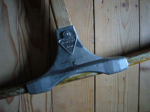 Metallhülse des Habegger-Holzbügels
