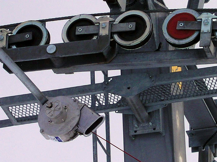 Klon aus Borer BSG 77 und Doppelmayr-Gehänge - Skilift Brenggen, Lenk (Februar 2006) - [url=http://www.jacomet.ch/themen/skilift/album/thumbnails.php?album=131]mehr Bilder dieses Tages hier[/url]
