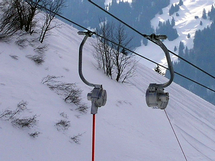 Klon aus Borer BSG 77 und Doppelmayr-Gehänge - Skilift Brenggen, Lenk (Februar 2006) - [url=http://www.jacomet.ch/themen/skilift/album/thumbnails.php?album=131]mehr Bilder dieses Tages hier[/url]
