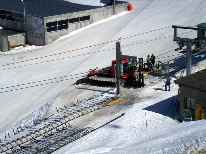 Zermatt, Skilift Gandegg, 3. Mai 2006: Die Röhrs-Gehänge werden neu gesetzt
