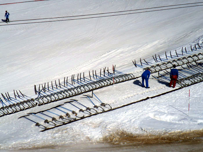 Zermatt, Skilift Gandegg, 3. Mai 2006: Die Röhrs-Gehänge werden neu gesetzt
