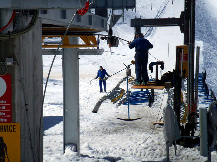 Zermatt, Skilift Gandegg, 3. Mai 2006: Die Röhrs-Gehänge werden neu gesetzt
