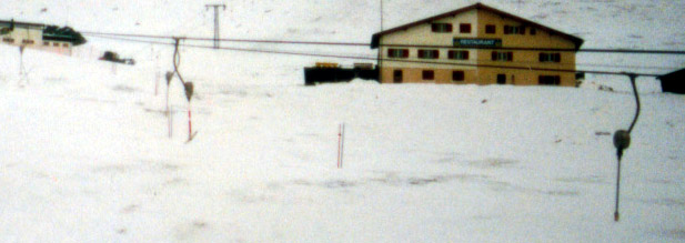 SL9 oder SL10 an einem Skilift in Savognin - noch 1988 mit Holzsitzen!
