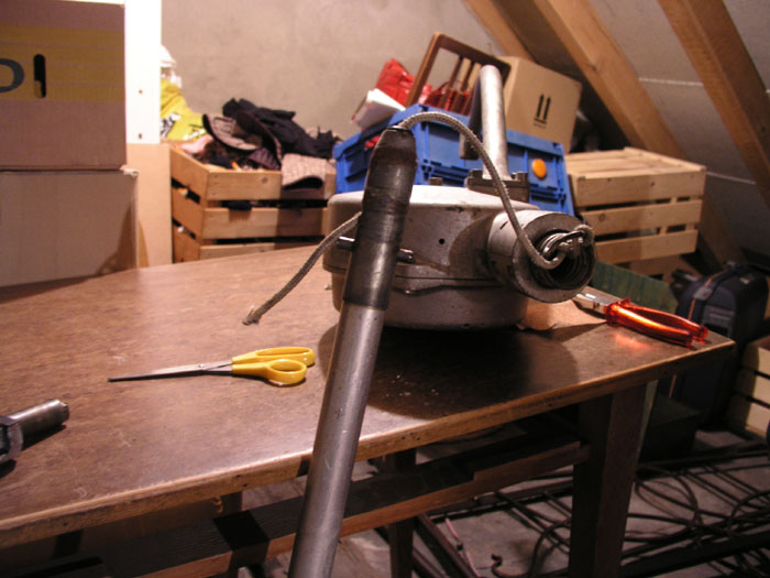 Festmachen des Bügels an der Einzugsvorrichtung (August 2004)
