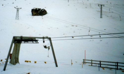 SL9 oder SL10 an einem Skilift in Savognin - noch 1988 mit Holzsitzen! Alte Film-Bilder aus Savognin (mit WSO-Holzsitzen) gibts [url=http://tinyurl.com/qzp2o]in der Mitte dieses Beitrags in 10vor10 vom 5.10.2006[/url] (Real Video).
