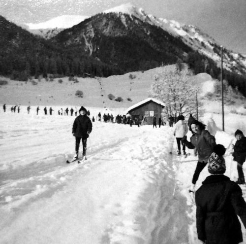 Bergün, alter Skilift Zinols (noch mit Portalmasten, vermutlich Tebru, Stützen wie früher beim Skilift Saas i.P.), ca. 1965 (Archiv Familie Engel). Heute ein WBB-Lift.
