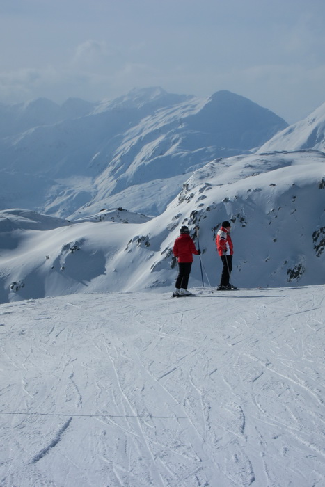 Erste Blicke aufs Sedruner Skigebiet und den Pazolastock
