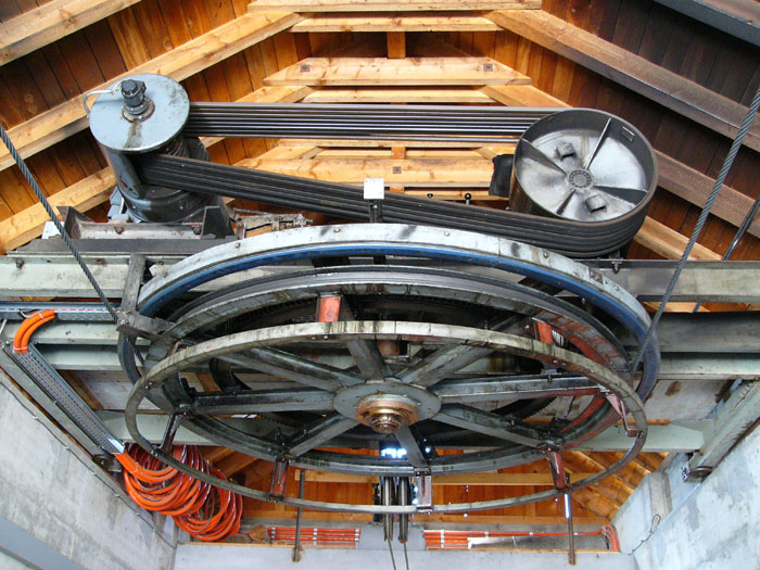 Ski- und Sessellift Feldis-Mutta, nach der Ausserbetriebsetzung im April 2004 und kurz vor dem Abriss (Foto: [url=http://www.seilbahn-nostalgie.ch]Claude Gentil, seilbahn-nostalgie.ch[/url]
