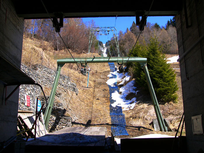 Ski- und Sessellift Feldis-Mutta, April 2004 (Claude Gentil) - der Lift stammte von Brändle
