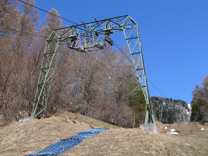 Ski- und Sessellift Feldis-Mutta, April 2004 (Claude Gentil)
