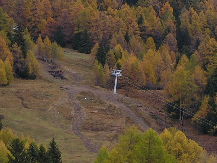 Oktober 2004: Neue Garaventa-Sesselbahn Feldis-Motta als Ersatz für den alten Ski- und Sessellift von Brändle. [url=http://www.feldis.ch/bilder/eroeffnungsfeiersesselbahn/eroeffnungsfeier.html]Bilder vom Abriss, Neubau und Einweihung hier[/url].
