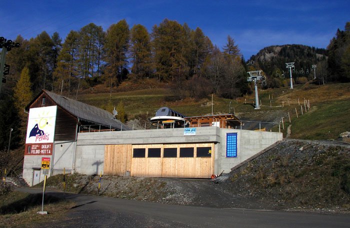 Neue Garaventa-Sesselbahn Feldis-Motta; Gebäude des alten Sessel- und Skiliftes (November 2006). Erstellt 2004 als Ersatz für den alten Ski- und Sessellift von Brändle - [url=http://www.feldis.ch/bilder/eroeffnungsfeiersesselbahn/eroeffnungsfeier.html]Bilder vom Abriss, Neubau und Einweihung hier[/url].
