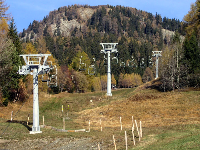 Sesselbahn nach Motta, November 2006, erstellt 2004 als Ersatz für den alten Ski- und Sessellift von Brändle - [url=http://www.feldis.ch/bilder/eroeffnungsfeiersesselbahn/eroeffnungsfeier.html]Bilder vom Abriss, Neubau und Einweihung hier[/url].
