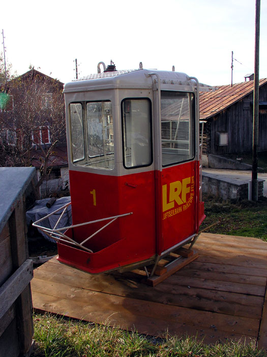 Kabine der alten Bahn (die andere steht in Trans drüber in einem Garten), November 2006
