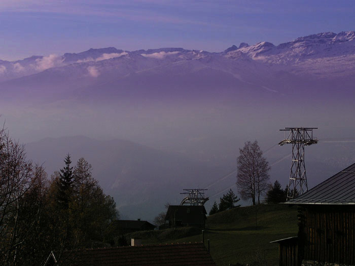 November 2006; Stütze der neuen Bahn, Vorab, Kunstschneestreifen am Crap Sogn Gion, aus dem [url=http://blog.jacomet.ch/?p=236]Hotel Mira Tödi[/url]
